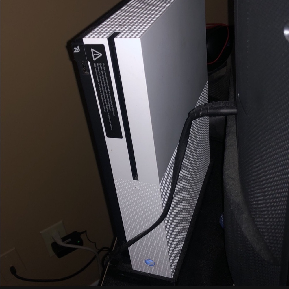 Xbox one s w/ white controller and all cords